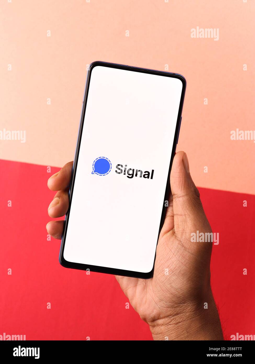 Assam, indien - Januar 31, 2021 : Signal-Logo auf Handy-Bildschirm Stock Bild. Stockfoto