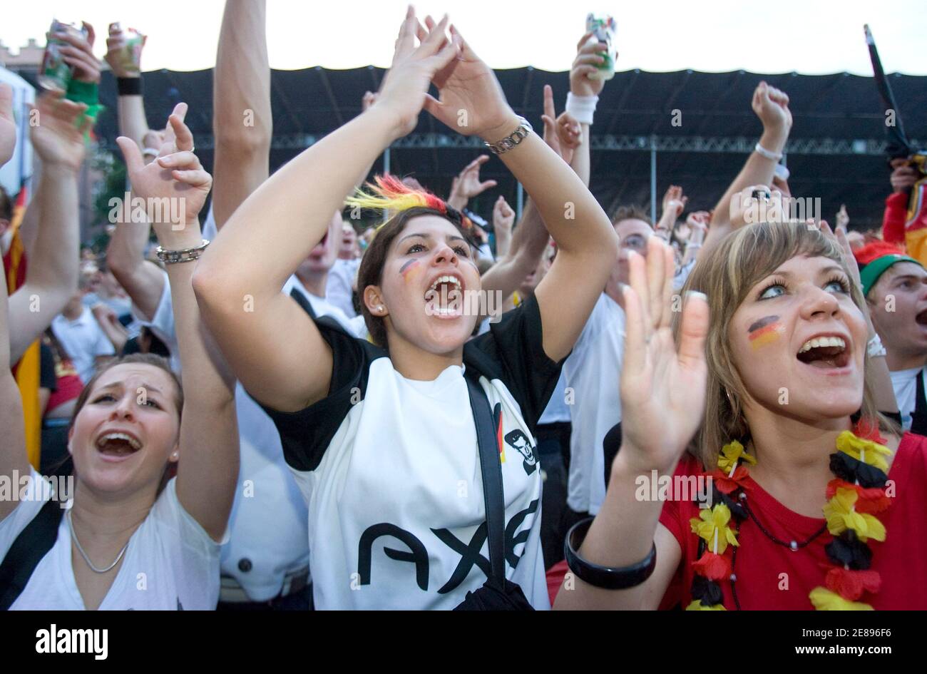 Deutsche Fans reagieren beim Fußball-EM 2008 zwischen Deutschland und  Portugal am 19. Juni 2008 in einer Fanzone in Basel. REUTERS/Wassilij  Fedosenko (SCHWEIZ Stockfotografie - Alamy