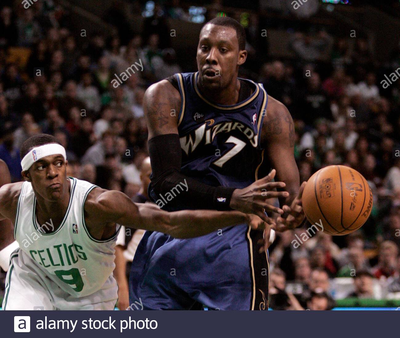 Boston Celtics Guard Rajon Rondo L Schlagt Den Ball Aus Washington Wizards Vorwarts Andray Blatche Im Vierten Quartal Aktion Bei Ihrer Nba Basketball Spiel In Boston Massachusetts 7 Marz 2010 Reuters Adam Hunger Vereinigte Staaten