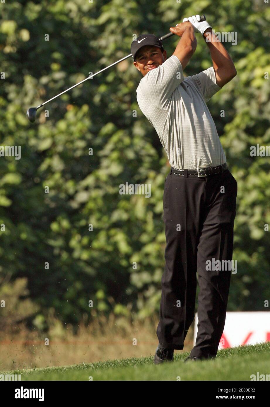 Tiger Woods der USA treibt den Ball in der zweiten Runde das Dubai Desert Classic Golfturnier in Dubai 3. Februar 2006. REUTERS/Desmond Boylan Stockfoto
