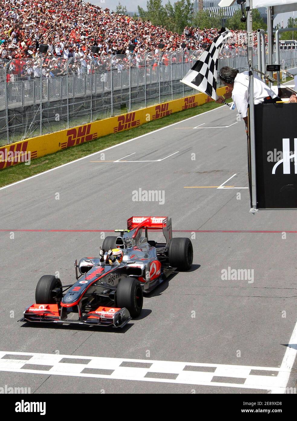 McLaren Formel1-Fahrer Lewis Hamilton von Großbritannien überquert die Ziellinie um den F1 Grand Prix von Kanada in Montreal 13. Juni 2010 zu gewinnen. REUTERS/Chris Wattie (Kanada - Tags: SPORT Motorsport) Stockfoto