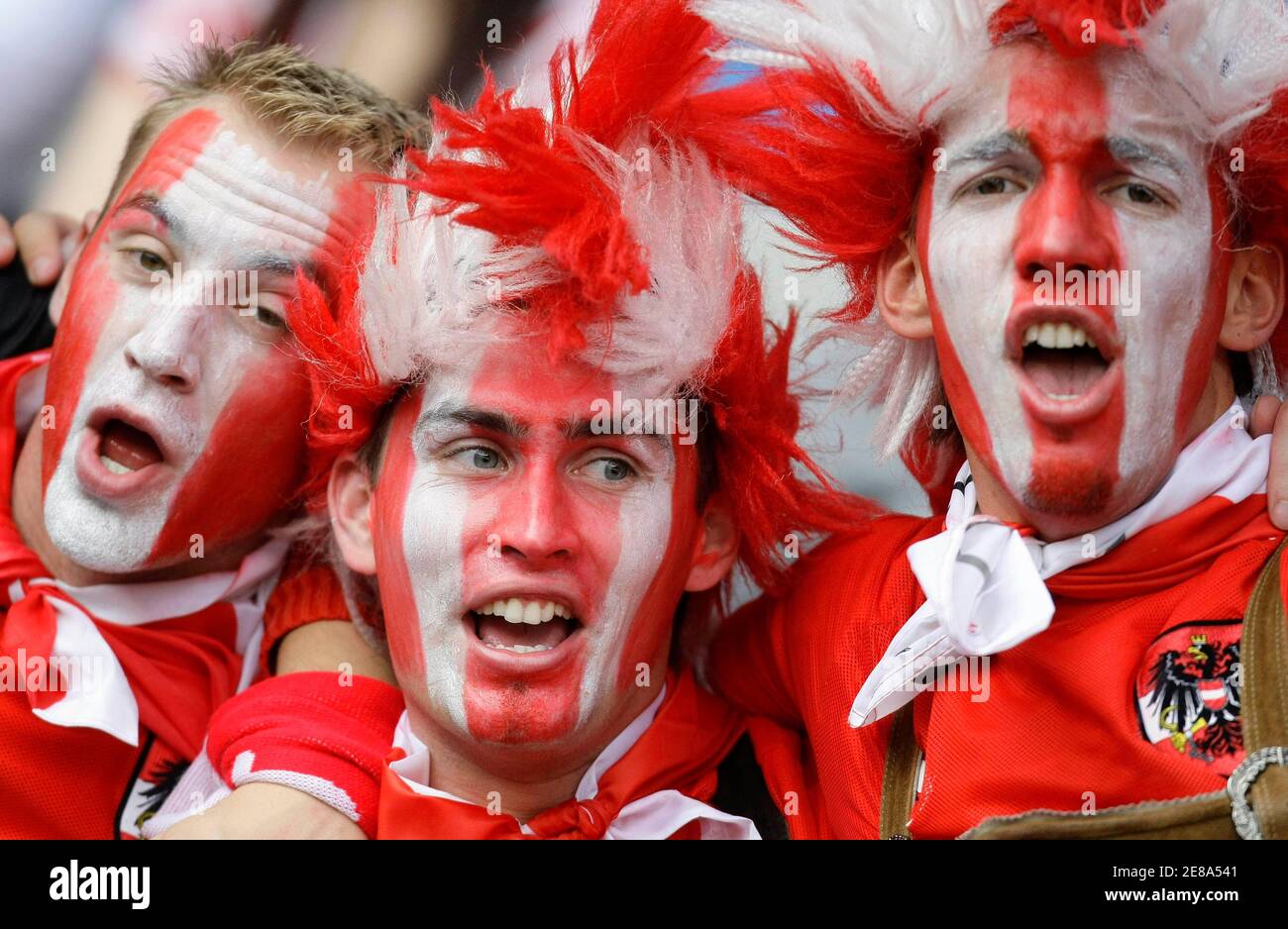 ÖsterreichFans warten vor ihrem FußballEuropameisterschaftsspiel 2008