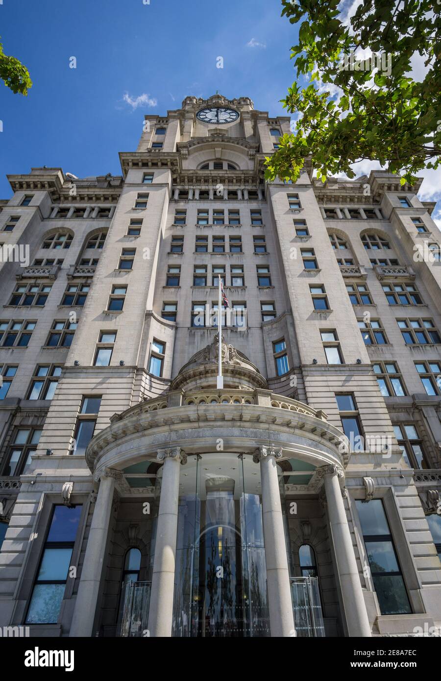 Blick auf die Fassade des Royal Liver Building, einem denkmalgeschützten Gebäude am Canada Boulevard, Liverpool, England an einem sonnigen Sommertag Stockfoto