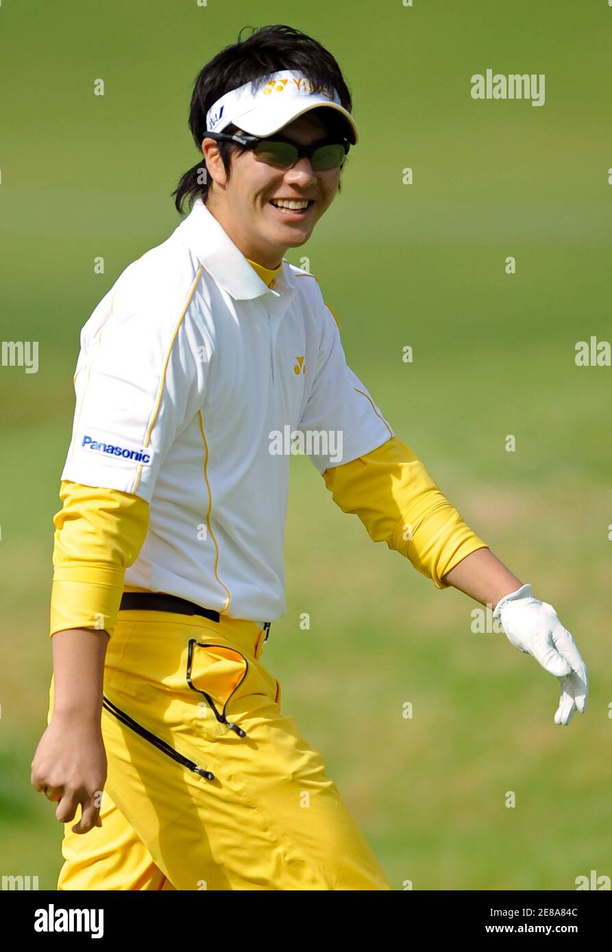 Golfer Ryo Ishikawa, 17, aus Japan, macht seinen Weg auf dem neunten Fairway während einer Übungsrunde in Vorbereitung auf das Northern Trust Open Golf Turnier in der Pacific Palisades Gegend von Los Angeles 17. Februar 2009. REUTERS/Gus Ruelas (USA) Stockfoto
