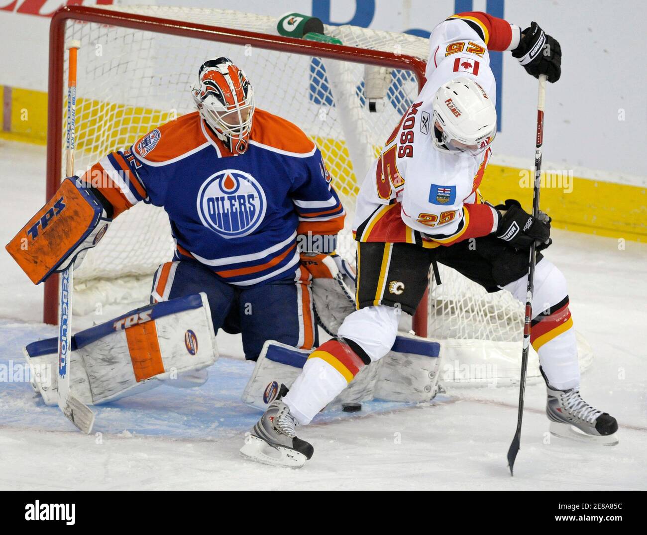 Calgary Flames David Moss (R) Tipps ein Schuss Ito die ...