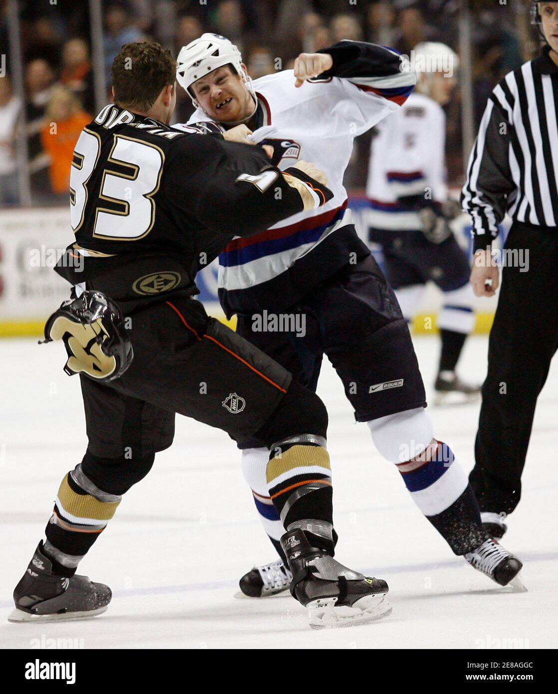 Anaheim Ducks' Joe DiPenta (L) bekommt in einem Kampf mit Vancouver Canucks' Jeff Cowan während der ersten Periode ihres NHL-Eishockey-Spiel in Anaheim 11. März 2007. REUTERS/Gus Ruelas (USA) Stockfoto