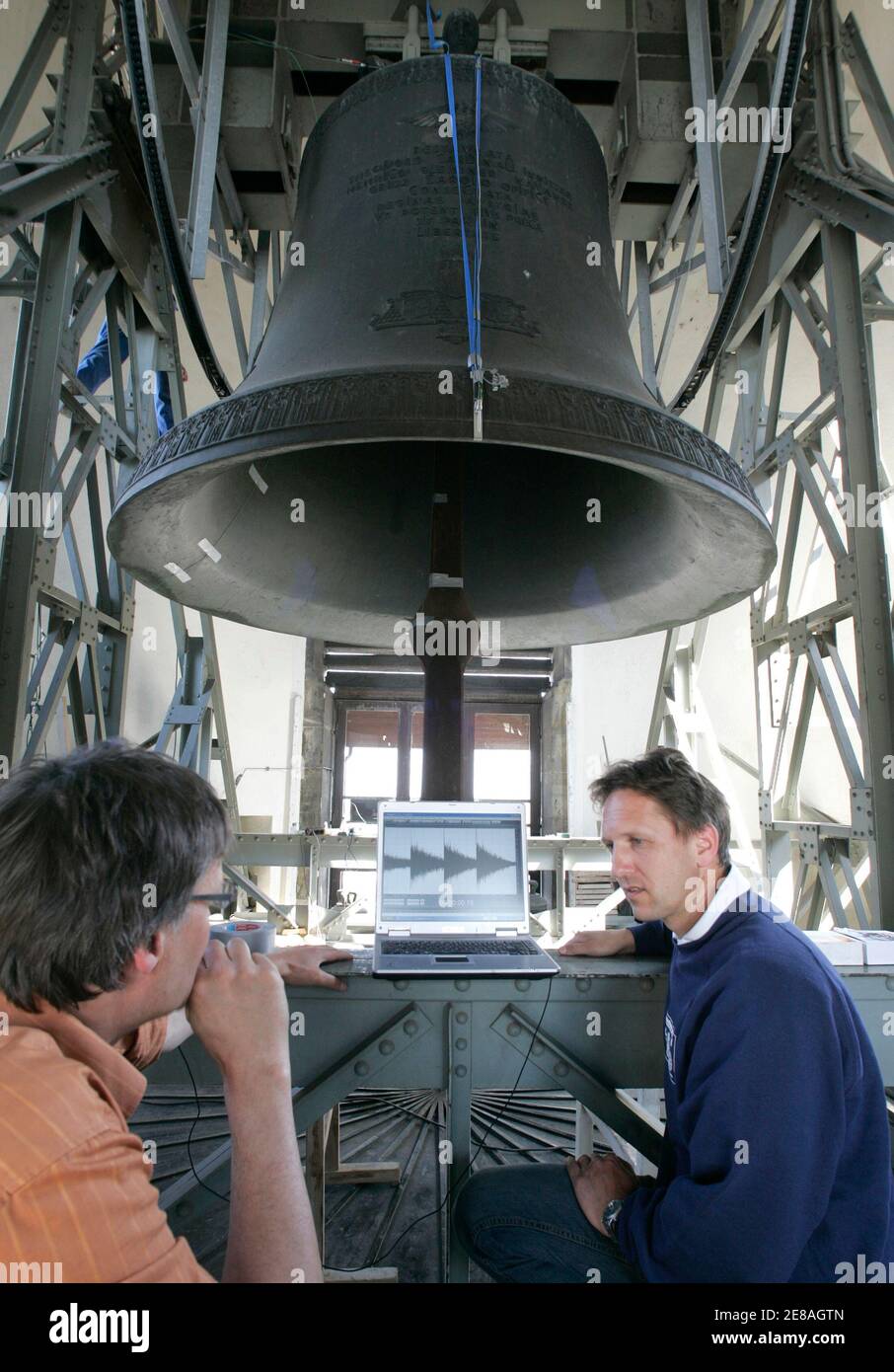 Techniker prüfen der St. Stephans Kathedrale Bell, "Pummerin", um möglichen Schaden in Wien 23. April 2007 zu beurteilen.   REUTERS/Herwig Prammer (Österreich) Stockfoto