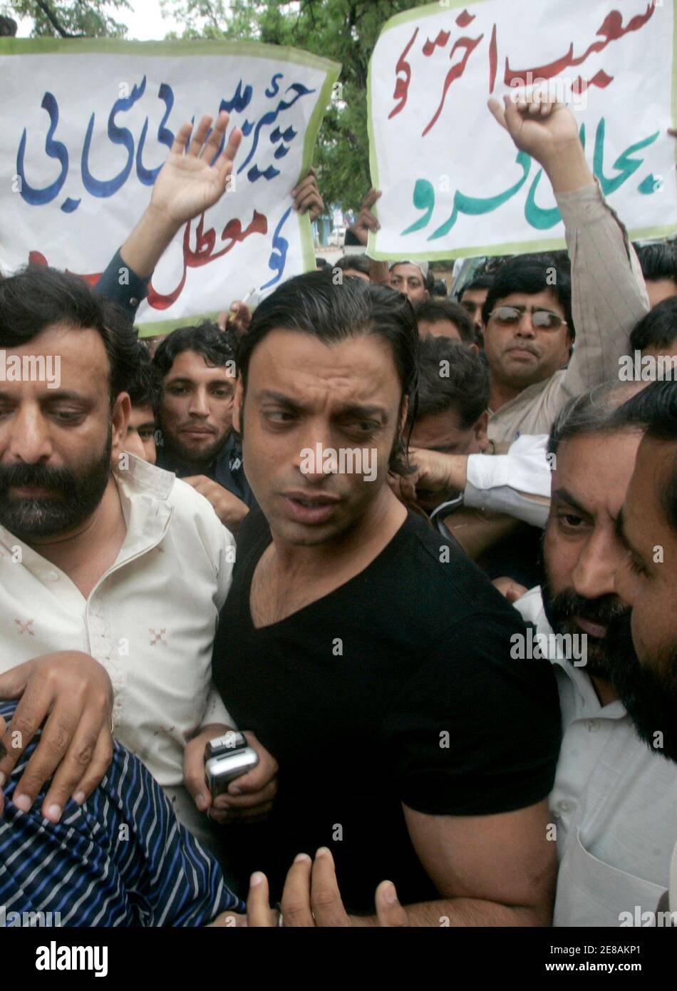 Pakistanische schnelle Bowler Shoaib Akhtar kommt an eine Pressekonferenz in Islamabad 2. April 2008 teilzunehmen. Pakistan Cricket Board am Dienstag angekündigt, ein fünfjähriges Verbot temperamentvoll schnelle Bowler Akhtar für wiederholte Verstöße gegen die Disziplin. REUTERS/Faisal Mahmood (PAKISTAN) Stockfoto