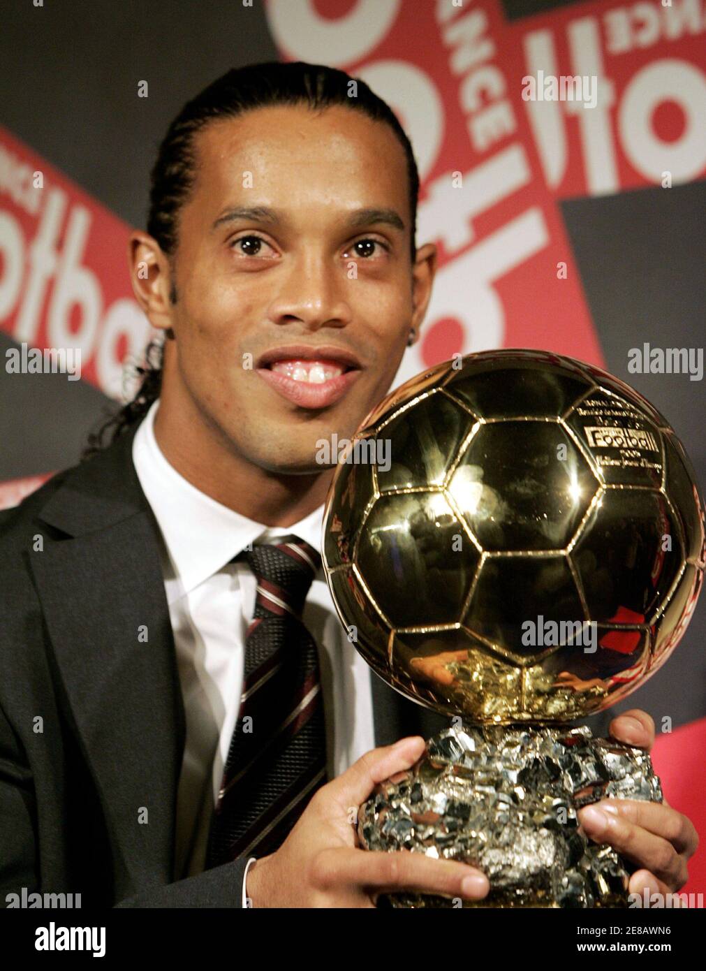 Brasilianische Fußball-star Ronaldinho zeigt seinen Ballon d ' or (Goldener  Ball) Award als Europas Fußballer des Jahres während einer Pressekonferenz  in Paris 28. November 2005. Ronaldinho gewann den Award feiert ihr  50-jähriges