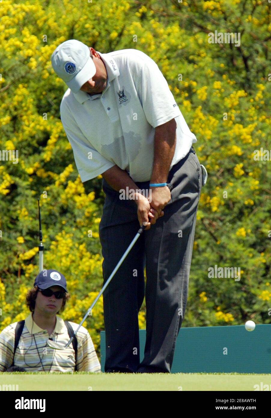 Argentiniens Angel Cabrera spielt am ersten Tag der Sun City Golf Challenge in Sun City, westlich von Johannesburg, in Südafrika, am 1. Dezember 2005 einen Schuss. Cabrera beendet bei einem-unter-Par. REUTERS/Juda Ngwenya Stockfoto