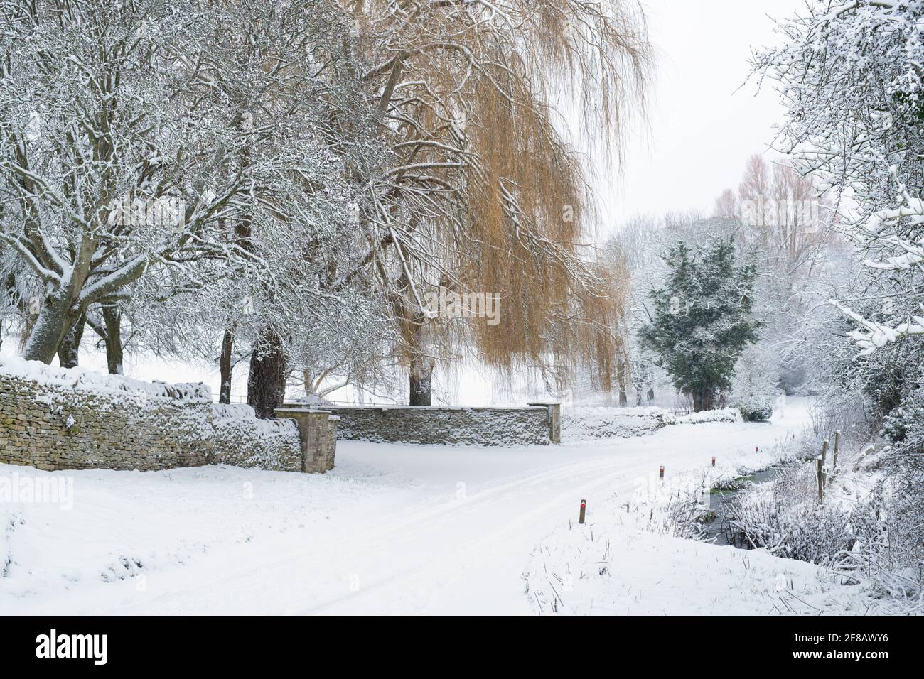 Swinbrook Dorf im Schnee. Swinbrook, Cotswolds, Oxfordshire, England Stockfoto