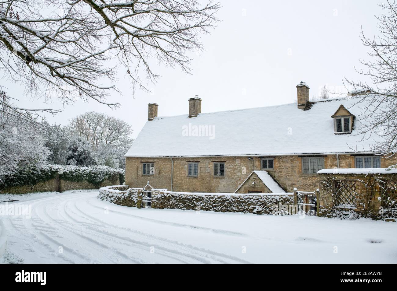 Cotswold Steinhütten in Swinbrook im Schnee. Swinbrook, Cotswolds, Oxfordshire, England Stockfoto