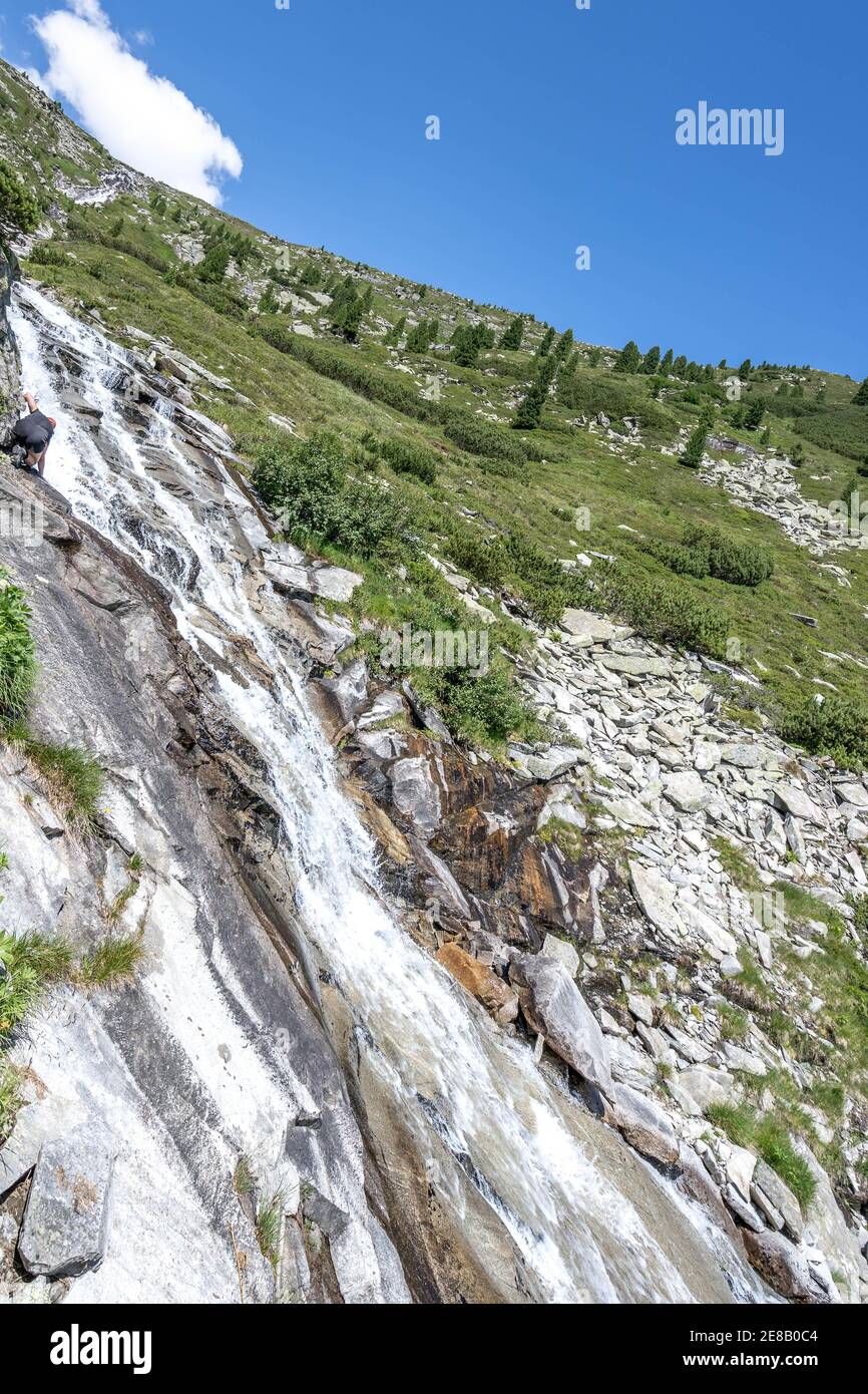 Wasserfall auf dem Wanderweg hinauf zum Olpererhutt im Zilltertal Alpen in Österreich Stockfoto