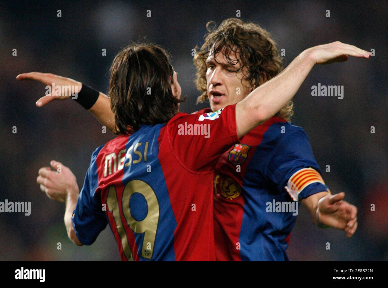 Barcelonas Leo Messi L Ist Vom Kapitan Carles Puyol Gratulierte Nach Ein Tor Gegen Getafe Wahrend Ihrer Ersten Bein Fussball Spanische Konig Cup Spiel Im Camp Nou In Barcelona 18 April 2007 Reuters Albert Gea Spanien