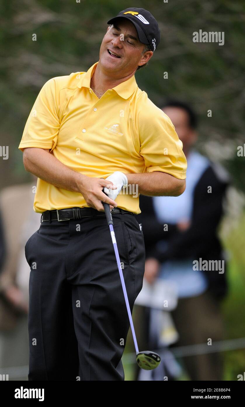Golfer Scott McCarron der USA reagiert auf seiner Fahrt auf dem vierten Loch in der dritten Runde der Northern Trust Open Golfturnier in Pacific Palisades Gegend von Los Angeles 21. Februar 2009. REUTERS/Gus Ruelas (Vereinigte Staaten) Stockfoto