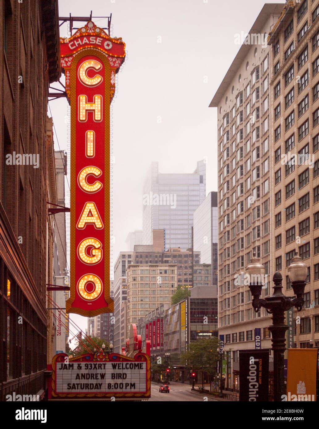 Das vertikale Chicago-Schild auf dem ikonischen Chicago Theater auf der State Street in Chicago, Illinois. Stockfoto