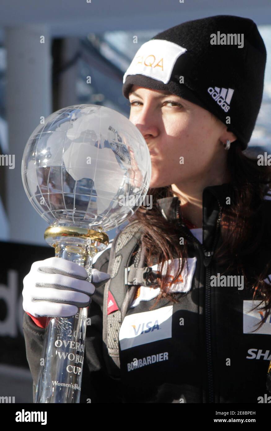 Die Kanadaerin Melissa Hollingsworth küsst die WM-Trophäe, während sie nach dem Skelett-Rennen der Frauen beim Bobsport- und Skeleton-Weltcup am 22. Januar 2010 in Igls/Innsbruck feiert. REUTERS/Herwig Prammer (ÖSTERREICH - Tags: SPORTSKELETT) Stockfoto