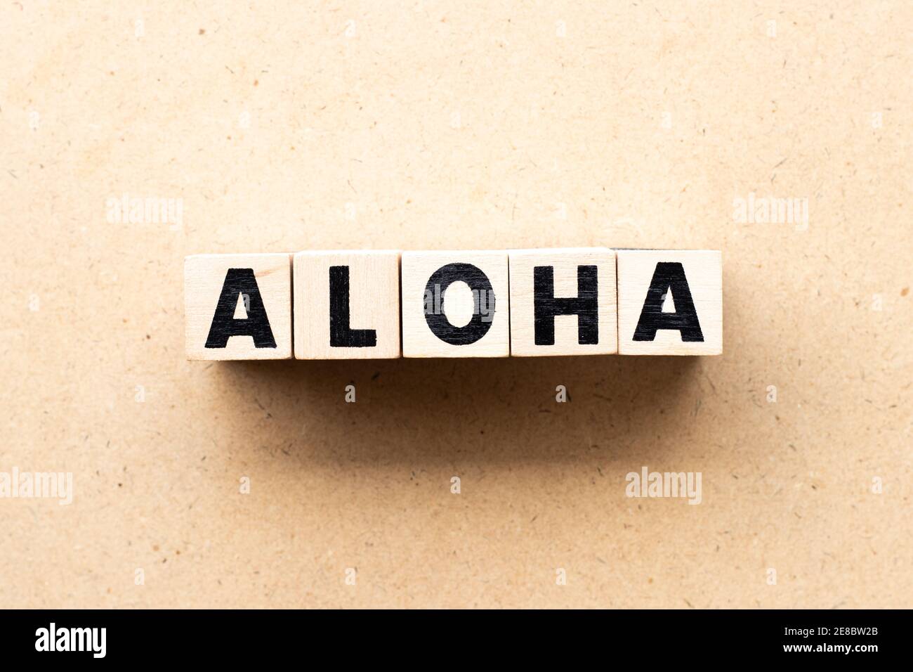 Buchstabenblock im Wort Aloha auf Holzhintergrund Stockfoto