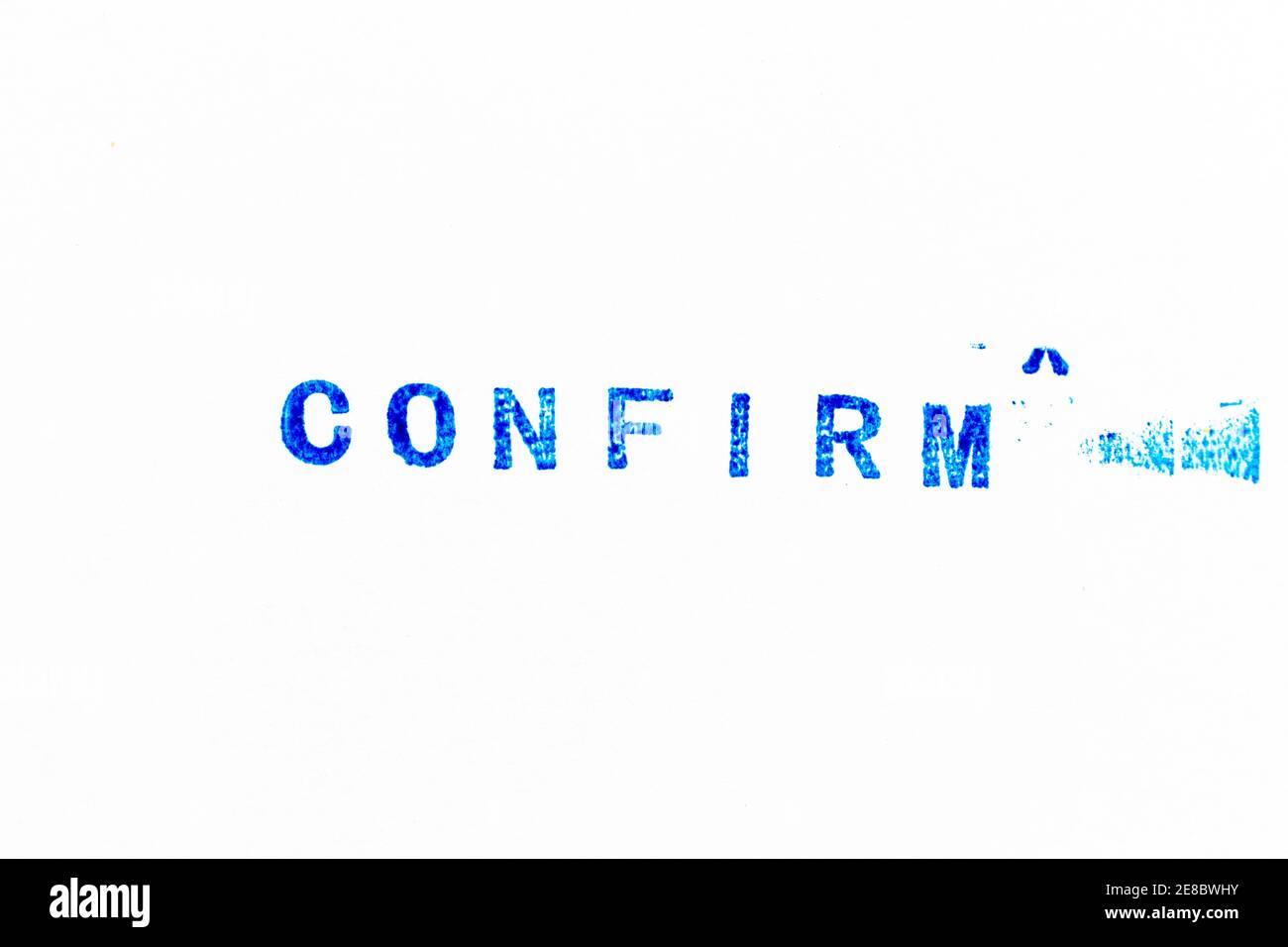 Blaue Farbe Tinte von Gummistempel in Wort bestätigen auf Hintergrund des Whitepapers Stockfoto