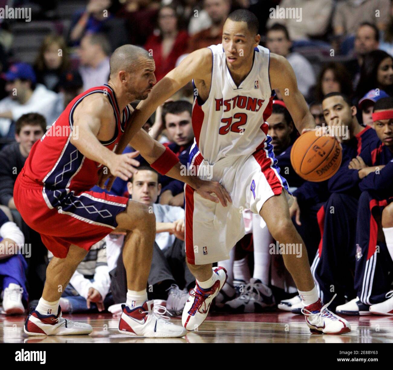 Detroit Pistons nach vorne Tayshaun Prince (R) Laufwerke um New Jersey Nets  Jason Kidd während der ersten Hälfte ihrer NBA-Spiel in Auburn Hills,  Michigan 26. Dezember 2006. REUTERS/Rebecca Cook (Vereinigte Staaten  Stockfotografie -