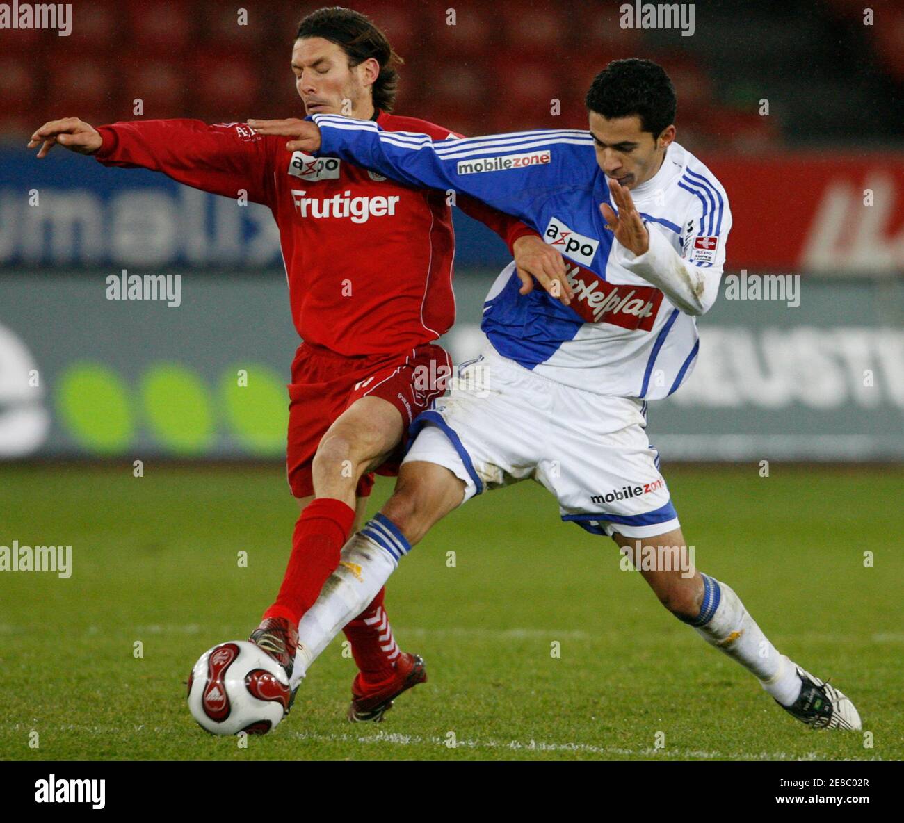 Fc Thun Sandro Iashvilli L Kampft Um Den Ball Mit Grasshopper Gc Antonio Dos Santos In Der Schweizer Super League Fussballspiel In Zurich 10 November 2007 Reuters Christian Hartmann Schweiz Stockfotografie Alamy