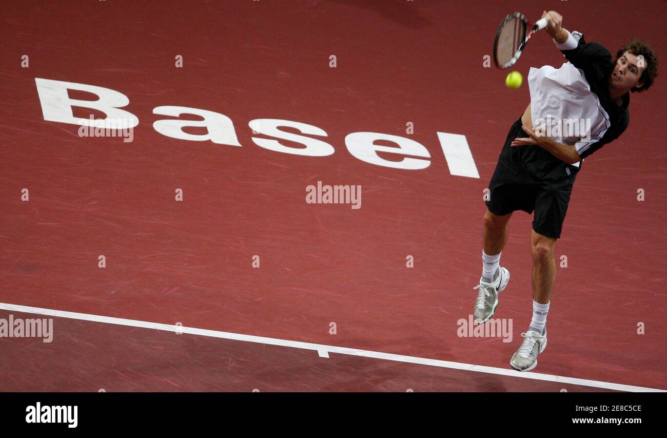 Tschechische Republik Jan Hernych dient Serbiens Novak Djokovic bei der  Swiss Indoors ATP-Tennisturnier in Basel 5. November 2009.  REUTERS/Christian Hartmann (Schweiz SPORT TENNIS Stockfotografie - Alamy
