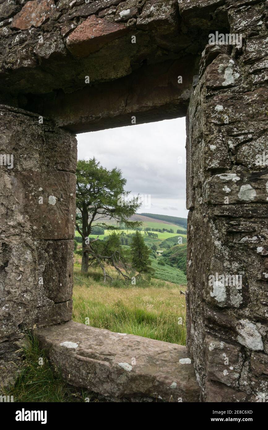 Blick aus dem Fenster eines verlassenen Bauernhauses auf der Old Military Road, das zum Cairn O' Mount führt, in der Nähe von Auchenblae, Aberdeenshire Stockfoto