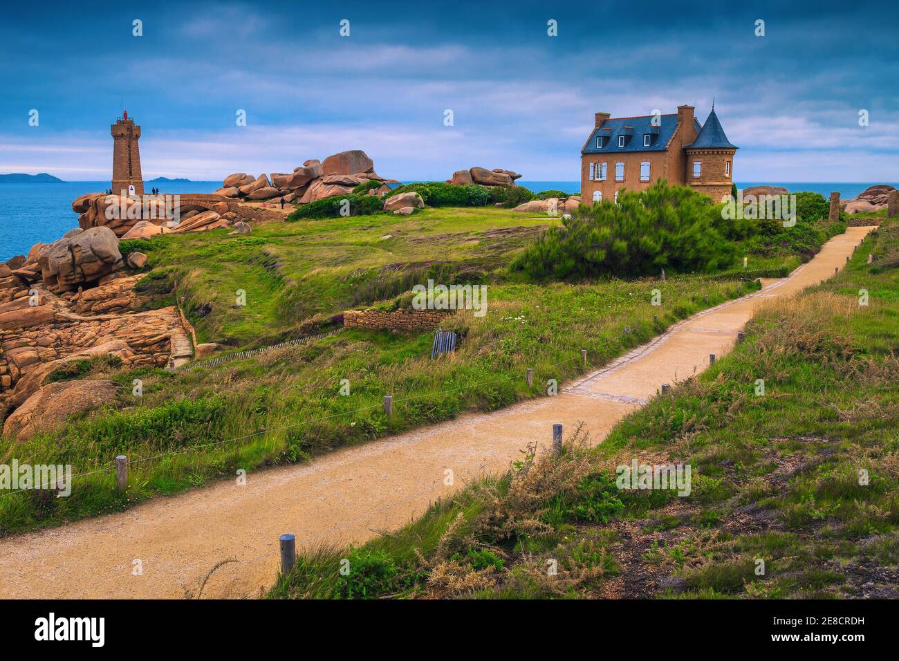 Erstaunliche Atlantikküste mit Granitsteinen und niedlichen Leuchtturm, Ploumanach, Bretagne, Frankreich, Europa Stockfoto