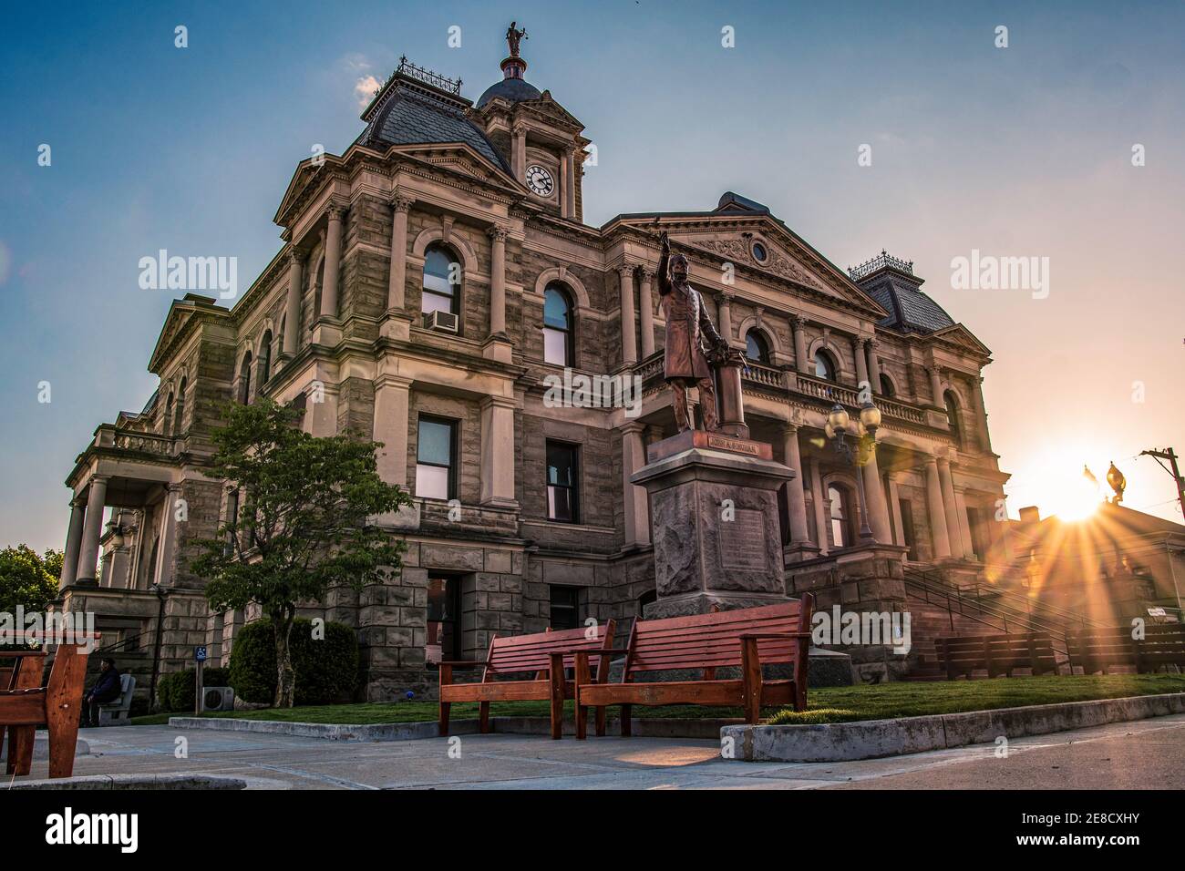 Cadiz, Ohio/USA-15. Mai 2019: Gerichtsgebäude im Harrison County, 1894 erbaut, mit Statue von John Bingham, 1901 errichtet, von der untergehenden Sonne beleuchtet. Stockfoto