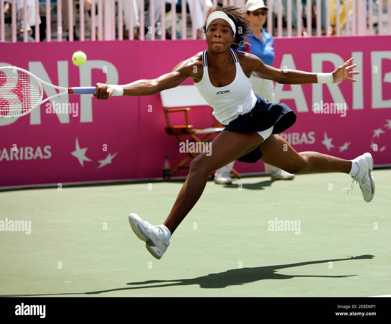 Venus Williams aus den USA trifft eine Rückkehr gegen Anna Chakvetadze aus Russland während ihres Einzelspieles im Fed Cup Halbfinale Tennis in Stowe, Vermont 15. Juli 2007. REUTERS/Brian Snyder (USA) Stockfoto