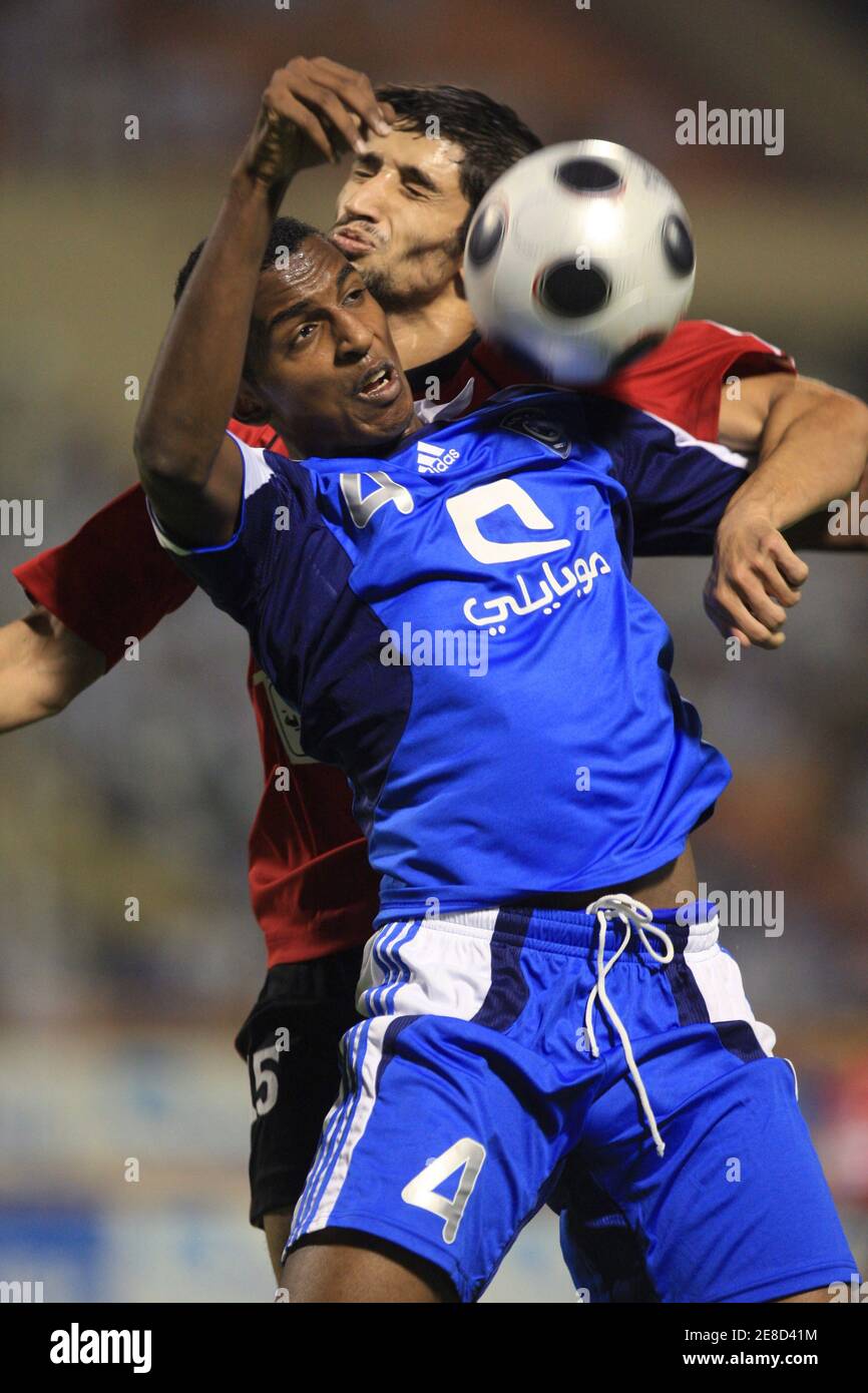 Al Hilals Abdullah Al Duosari (vorne) kämpft um den Ball mit Al Raeds Zakrei Ayoub während ihre saudischen Super League Fußballspiel in Riad 18. September 2008.   REUTERS/Fahad Shadeed (SAUDI Arabien) Stockfoto