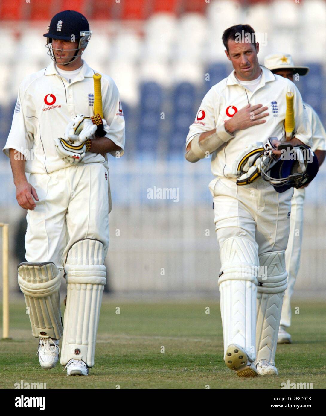 Die Engländer Marcus Trescodick (R) und Alex Loudon verlassen den Boden am Ende des ersten Spieltages ihres dreitägigen Spiels gegen Pakistan Cricket Board (PCB) Patron's XI in Rawalpindi am 31. Oktober 2005. REUTERS/Faisal Mahmood Stockfoto