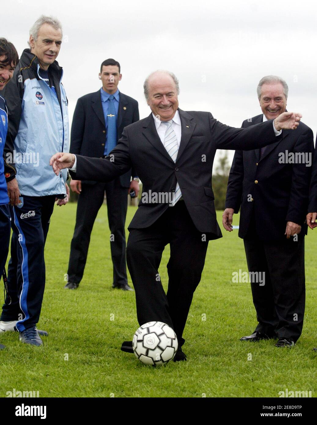FIFA-Präsident Sepp Blatter (2. R) kickt einen Fußball als Uruguay Trainer  Jorge Fossati (L) und Präsident der uruguayischen Fußball Verein, Eugenio  Figeredo (R), Uhr bei einem Besuch in dem Gebiet, wo die