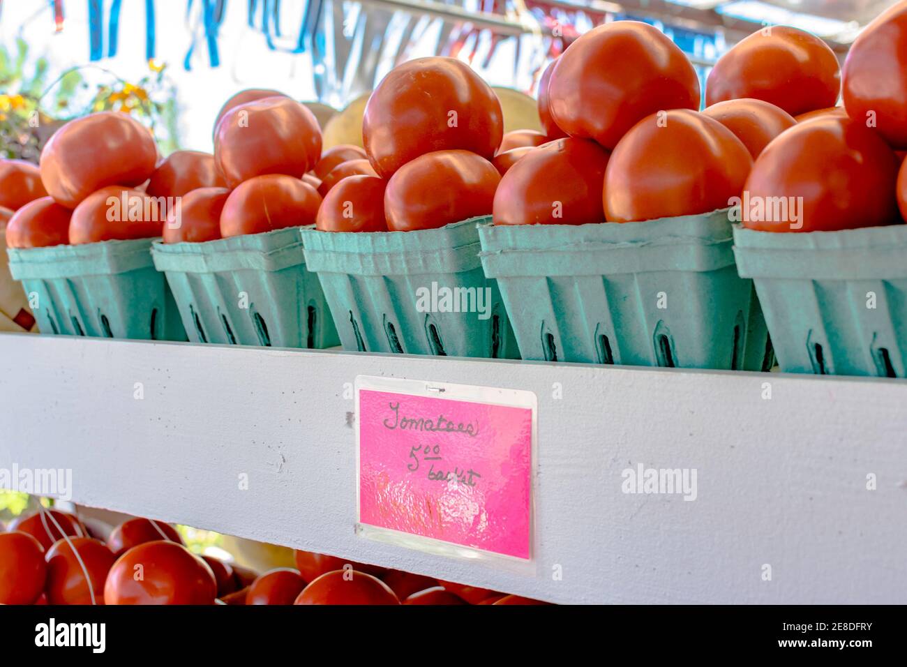 Ausstellung von Tomaten zum Verkauf auf einem Bauernmarkt Stockfoto