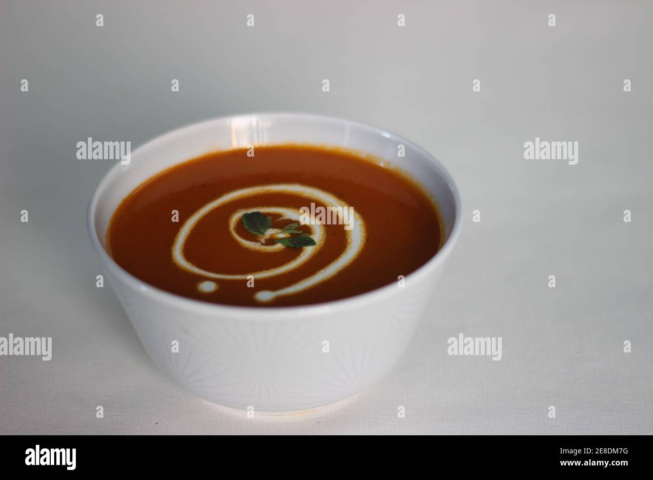 Tomatensuppe mit frischen Tomaten ist eine beruhigende hausgemachte Tomatensuppe, die perfekt für ein herzhaftes Mittagessen oder ein leichtes Abendessen ist. Stockfoto