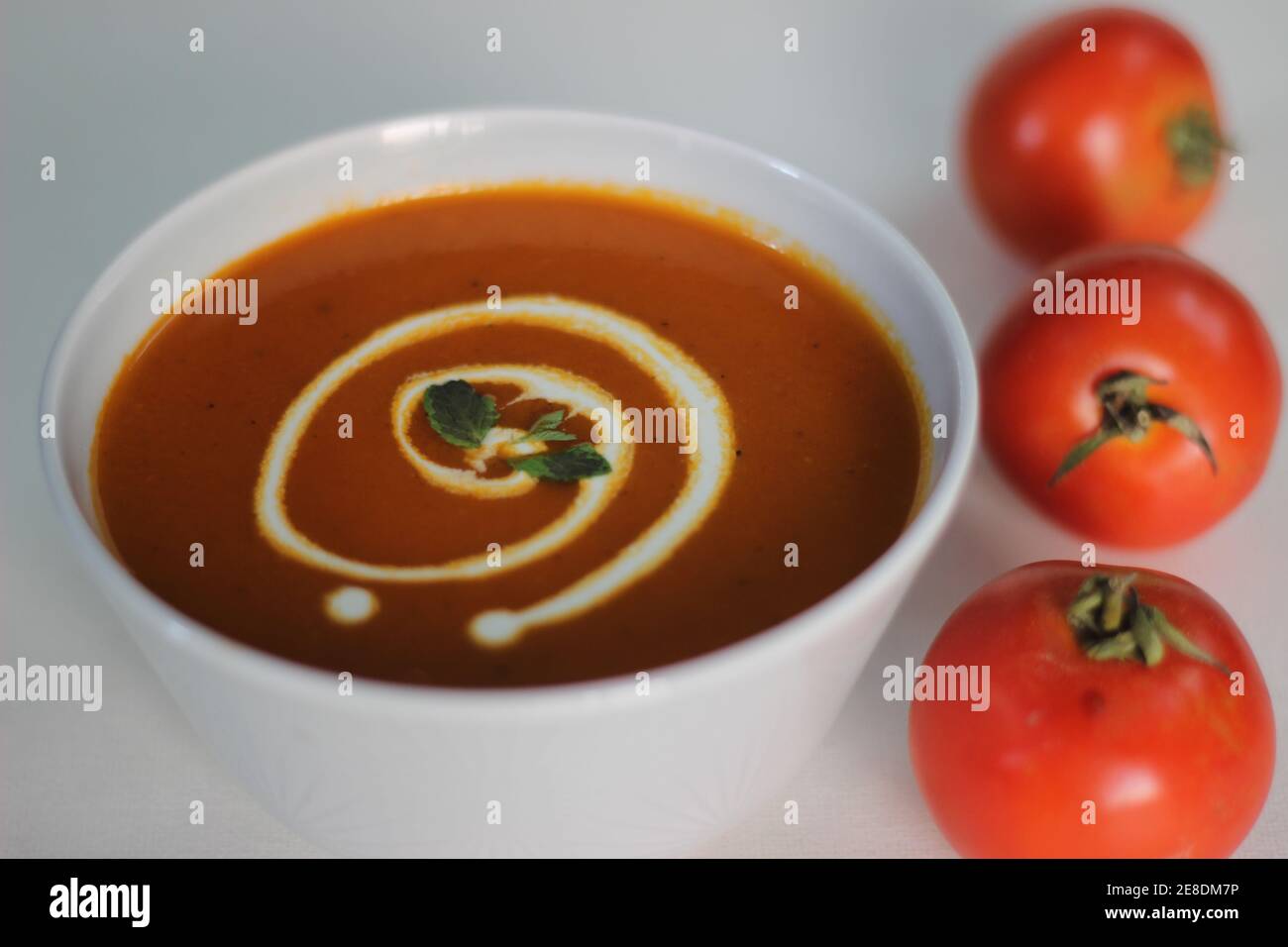 Tomatensuppe mit frischen Tomaten ist eine beruhigende hausgemachte Tomatensuppe, die perfekt für ein herzhaftes Mittagessen oder ein leichtes Abendessen ist. Stockfoto