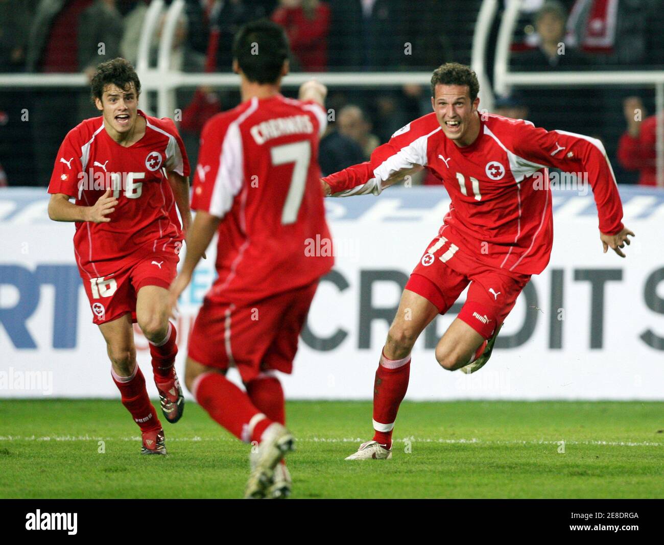 Der Schweiz Marco Streller (R) läuft, um seine zweite Spielziel zu feiern,  die der Türkei WM-Traum während ihrer World Cup 2006 Europäische endete  zone, zweite Bein Play-off-Qualifikation Fußballspiel im Sükrü Saracoglu  Stadion