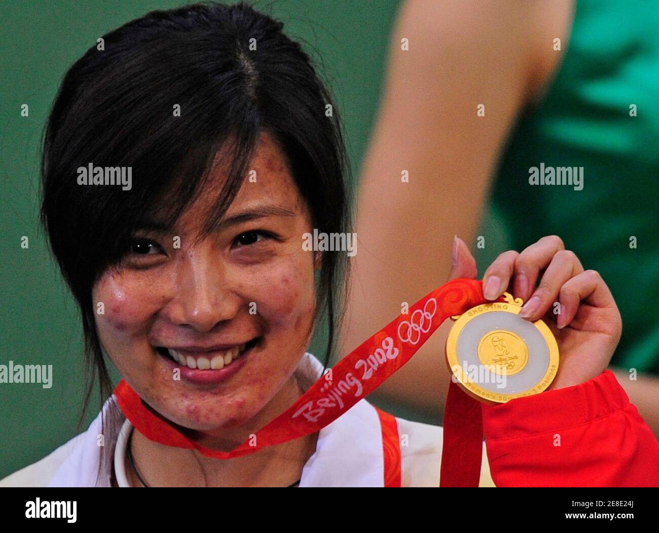 Goldmedaillengewinner Du Li China hält ihre Medaille nach dem Frauen 50m Gewehr 3 Positionen schießen Wettbewerb auf der Beijing 2008 Olympischen Spiele August 14, 2008.     REUTERS/Desmond Boylan (CHINA) Stockfoto