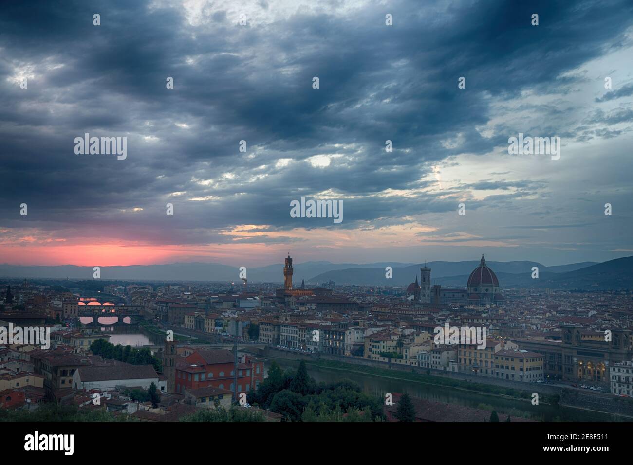 Florenz, Italien Sonnenuntergang und dunkle Wolken über der Skyline von Florenz Stockfoto