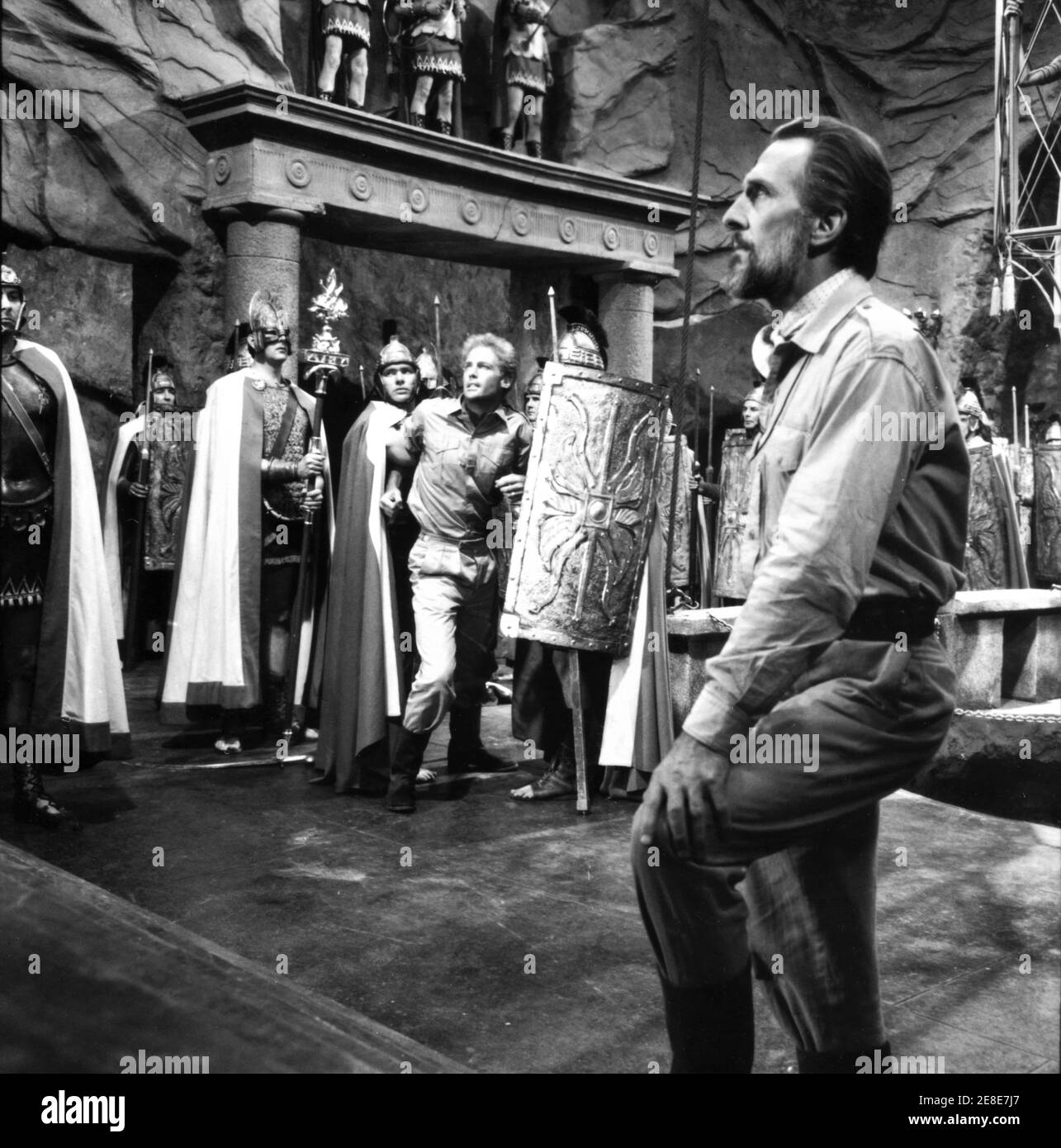 JOHN RICHARDSON und PETER CUSHING in SHE 1965 Regisseur ROBERT DAY nach dem Roman von H. Rider Haggard Hammer Films / Warner - Pathe Distributors Stockfoto