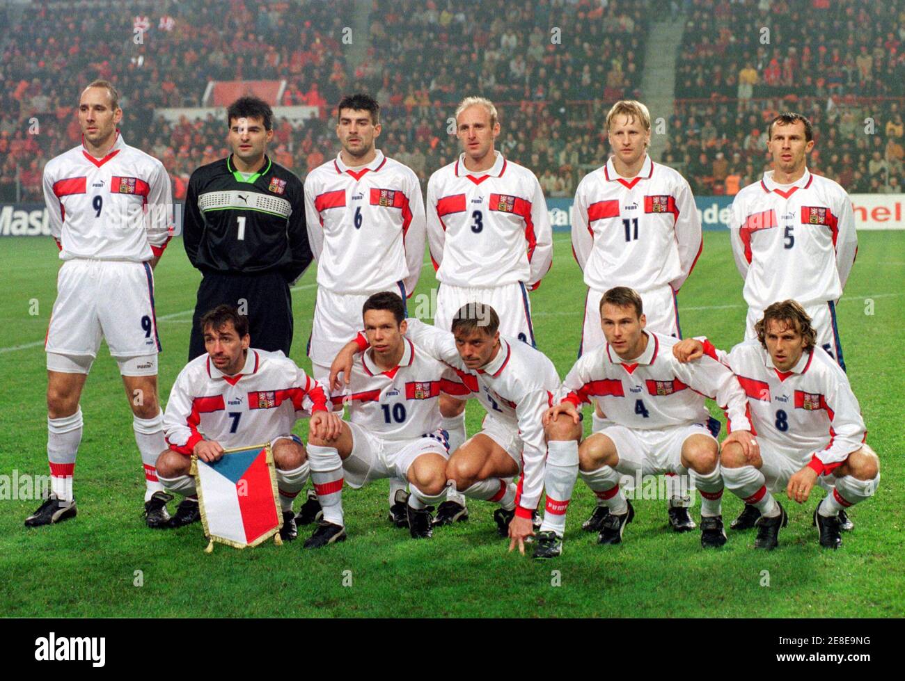 Philips Stadion Eindhoven Niederlande 13.11.1999, Fußball, international freundlich: Niederlande (NED) vs Tschechien (CZE) 1:1 - Teamfoto Tschechien, obere Reihe von links: Jan KOLLER, Pavel SRNICEK, Petr GABRIEL, Karel RADA, Radek BEJBL, Radoslav LATAL untere Reihe von links: Jiri NEMEC, Pavel HORVATH, Tomas REPKA, Pavel NEDVED, Karel POBORSKY Stockfoto