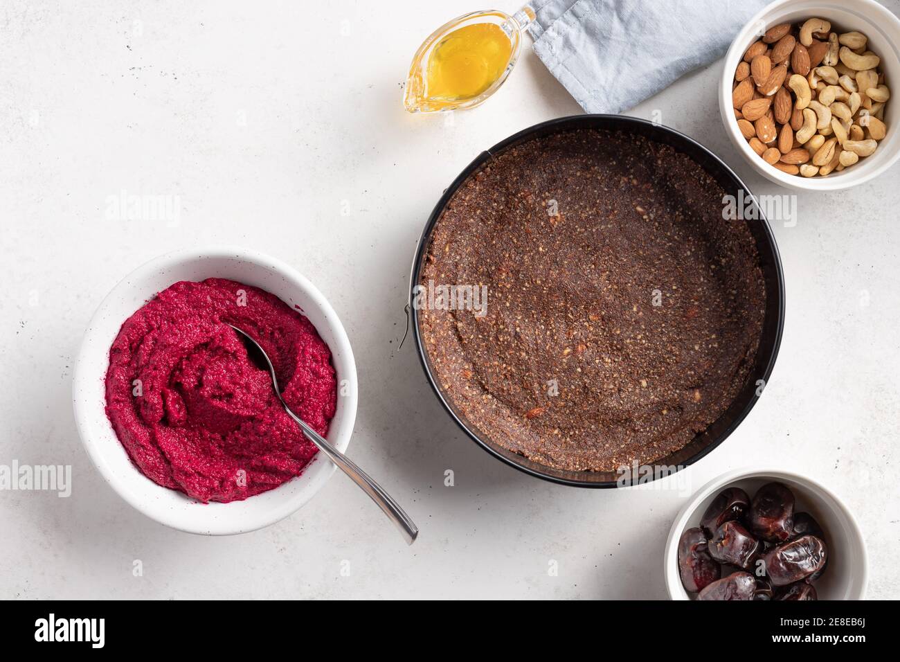 Basis für vegane Kuchen und Sahne von Rüben, Nüsse in Schüssel Stockfoto