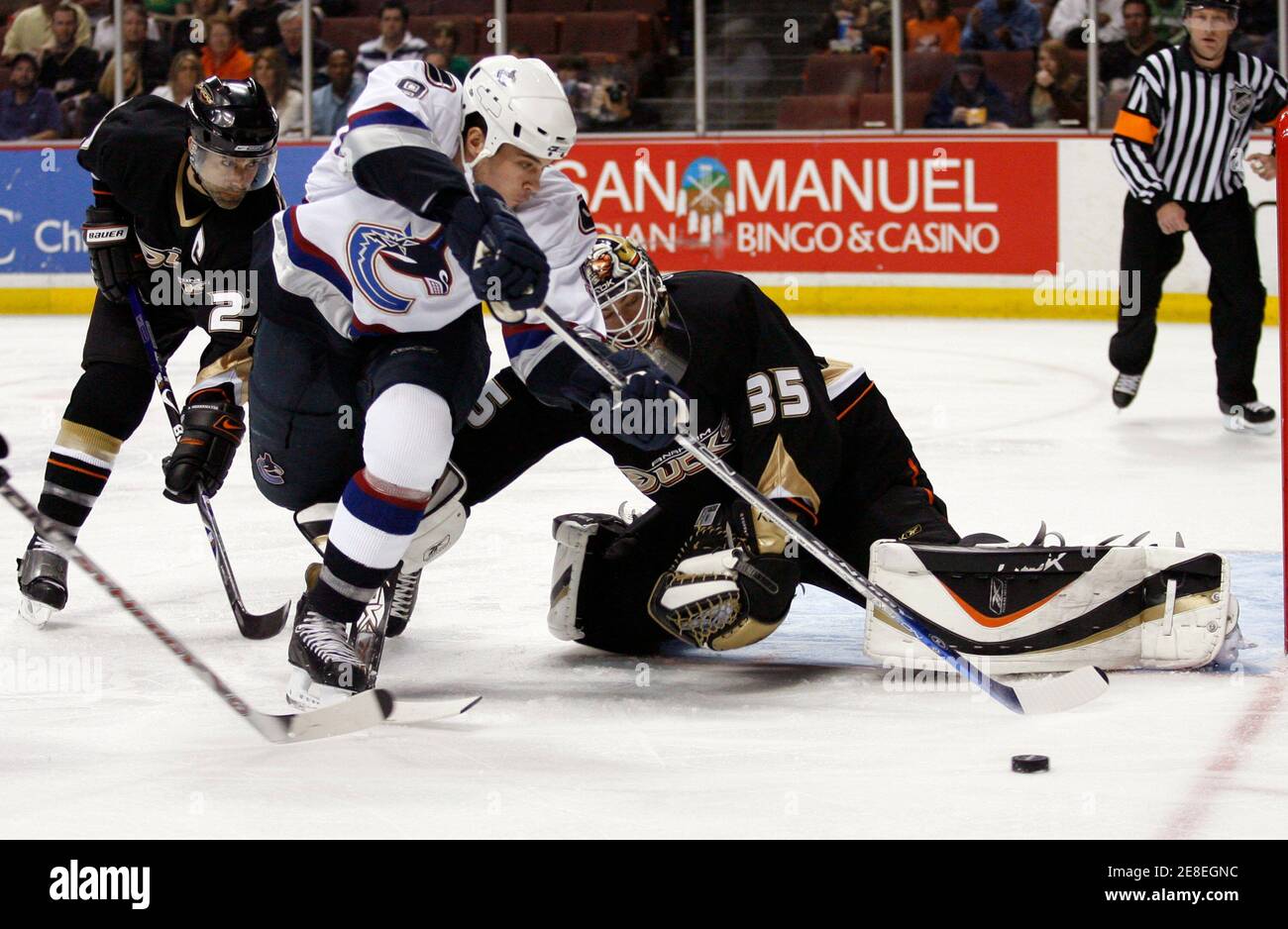 Vancouver Canucks' Taylor Pyatt (C) versucht, eine Vergangenheit Anaheim Ducks Goalie Jean-Sebastien Giguere (R) während der ersten Periode ihres NHL-Eishockey-Spiel in Anaheim 11. März 2007 zu bekommen. REUTERS/Gus Ruelas (USA) Stockfoto