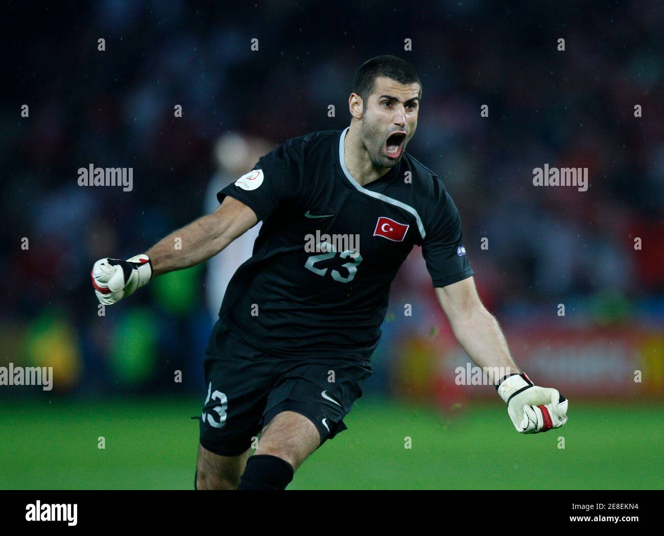 Turkeis Torhuter Volkan Demirel Feiert 15 Juni 2008 Gruppe A Euro 2008 Fussballspiel Gegen Tschechien Im Stadion Stade De Geneve In Genf Das Ziel Von Teamkollege Nihat Kahveci Nicht Abgebildet Reuters Jerry Lampen