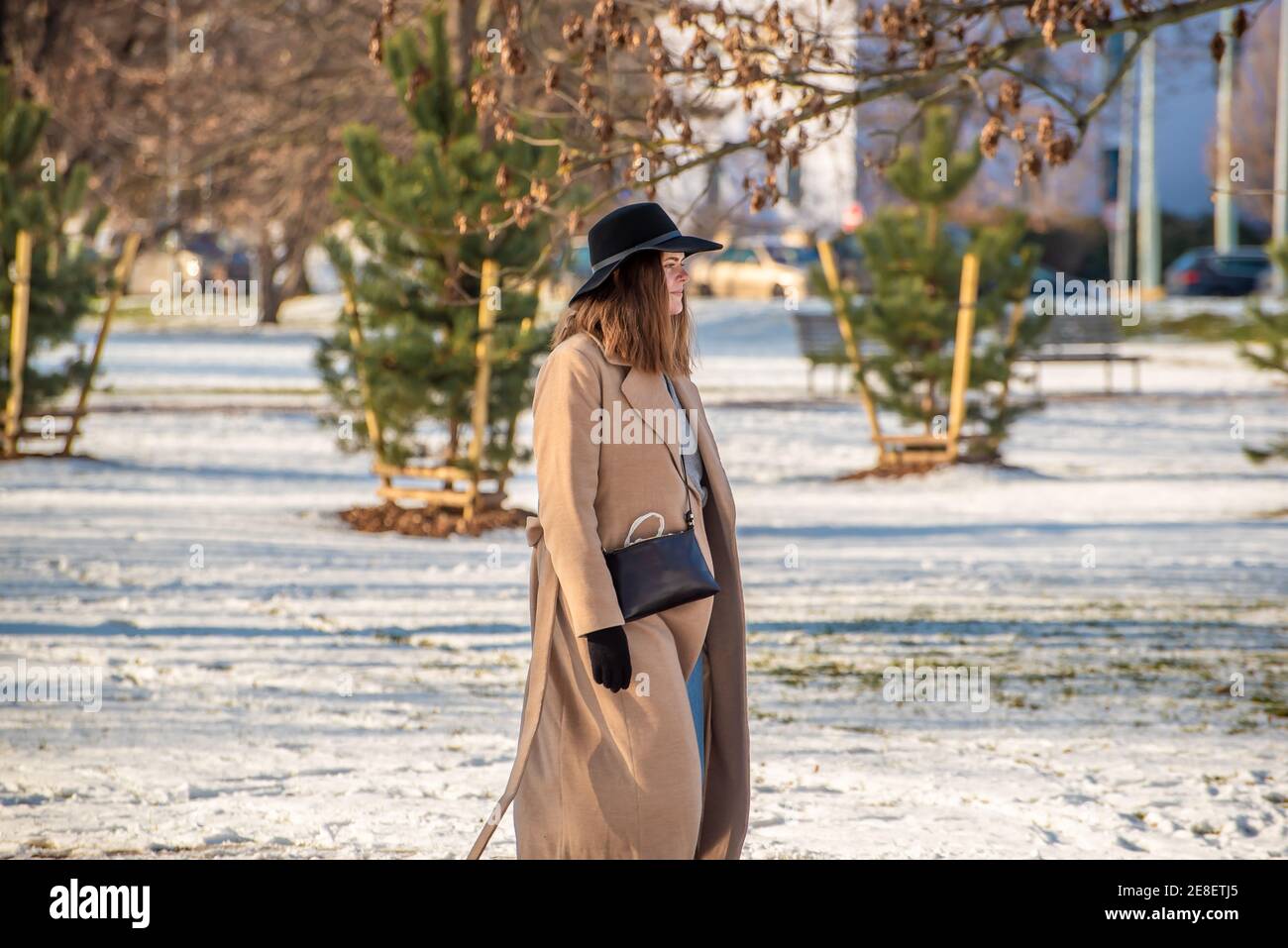 Prag, Tschechische Republik. 01-31-2021. Frau zu Fuß auf einem Schnee Park Letna, während kalten eisigen Wintertag in Prag Stockfoto