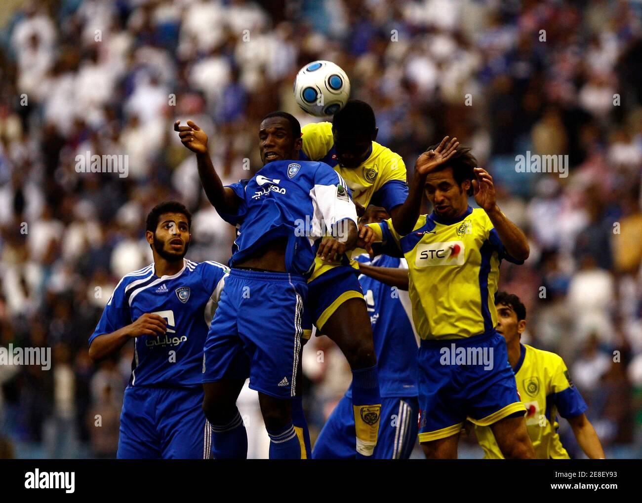 Al Hilal Hassan Khairat (2. L) kämpft um den Ball mit Nasrs Rayan Mahmoud (3. L) während ihre saudischen Super League Fußballspiel in Riad 31. Dezember 2009. REUTERS/Fahad Shadeed (Saudi-Arabien - Tags: SPORT Fußball) Stockfoto