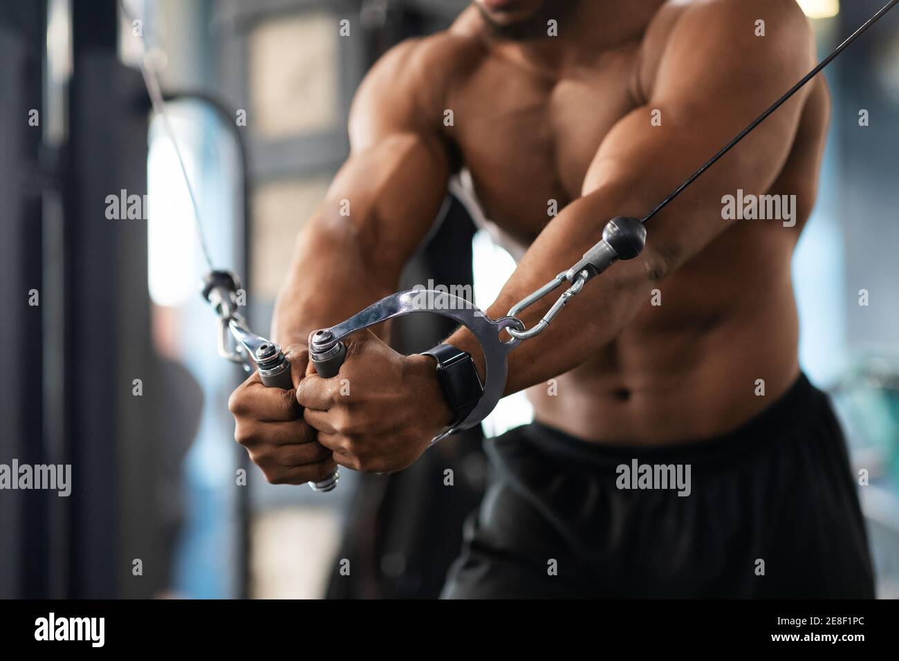 Kurzer schwarzer Kerl Training auf Block exerciser in der Turnhalle Stockfoto