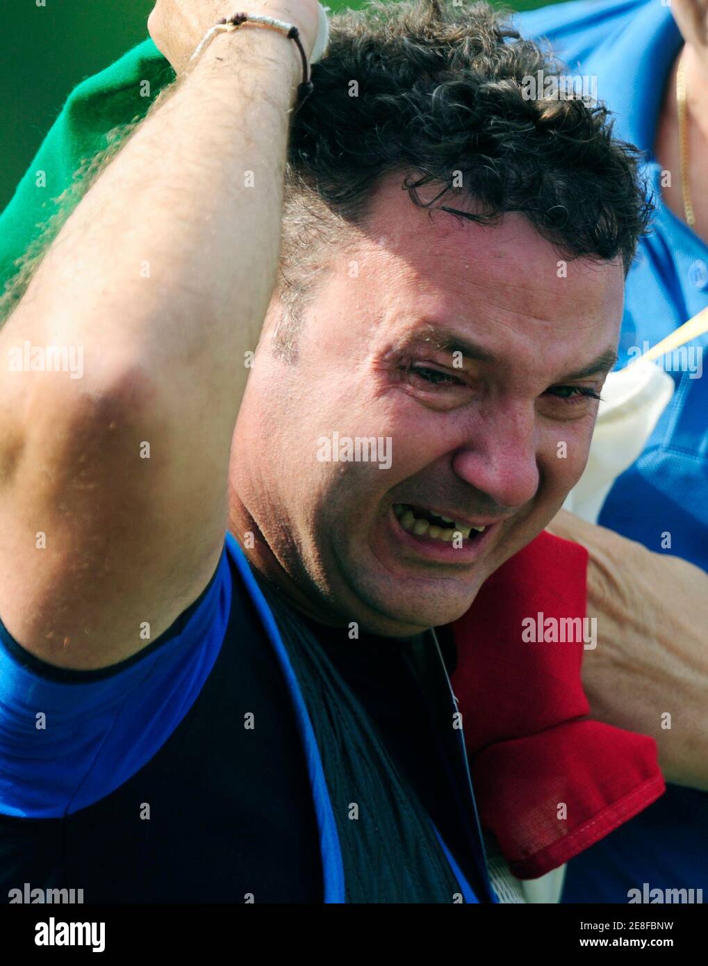 Francesco D'Aniello Italiens feiert die Silbermedaille bei den Herren Doppeltrap schießen Wettbewerb auf der Beijing 2008 Olympischen Spiele August 12, 2008.     REUTERS/Desmond Boylan (CHINA) Stockfoto
