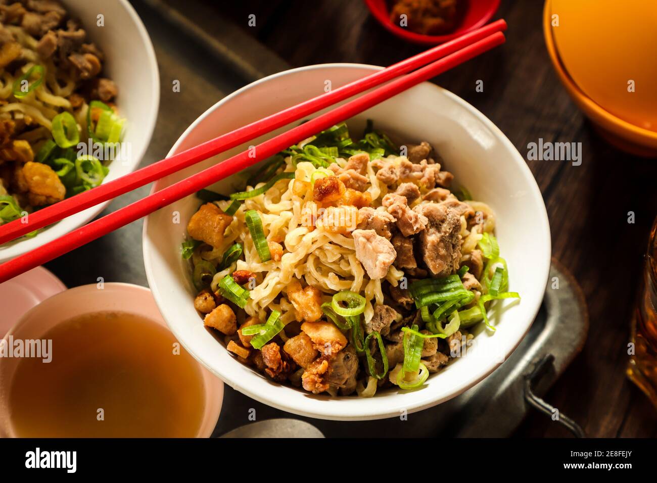 Bakmie Khek oder Hakka Pork Nudelsuppe Stockfoto