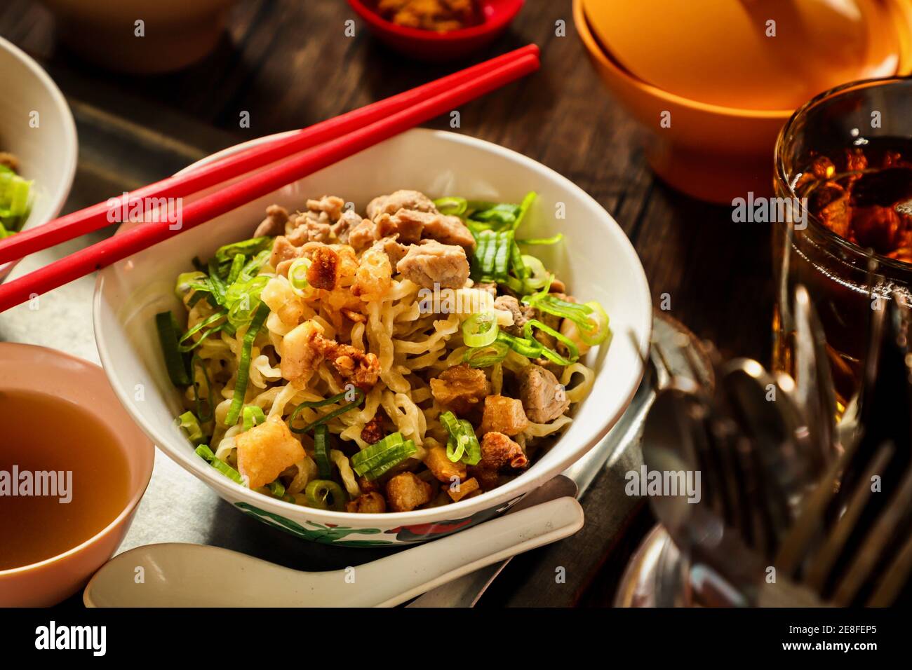 Bakmie Khek oder Hakka Pork Nudelsuppe Stockfoto